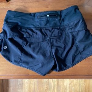 Lululemon original hotty hot 2.5” shorts